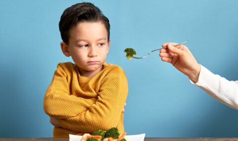 Chlapec odmítá sníst nabízené sousto brokolice