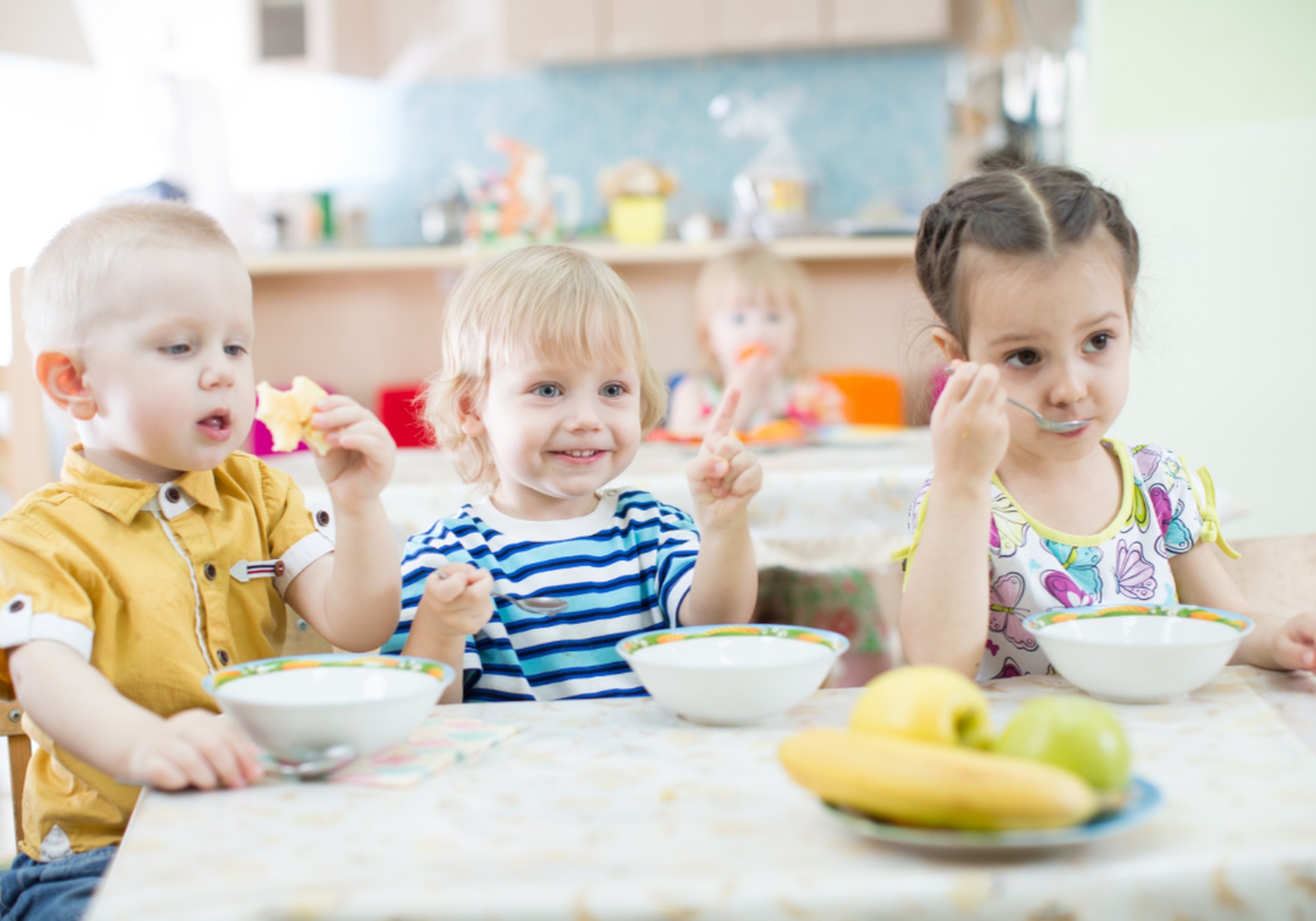 Děti obědvají ve školce jídlo z misek