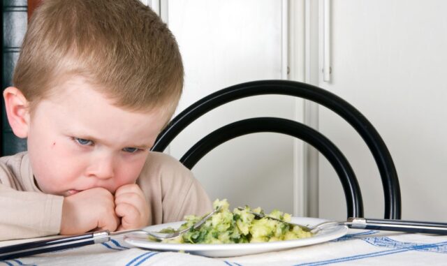 Malý kluk odmítá sníst své jídlo