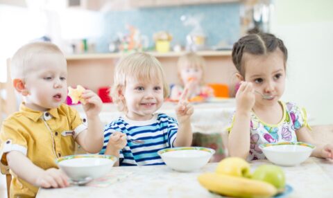 3 Děti obědvají ve školce jídlo z misek
